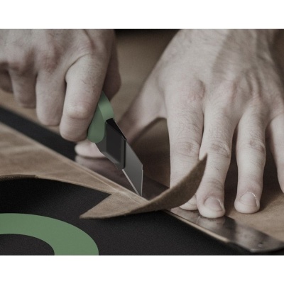 Нож Deli Технический нож "Home Series Green" Deli HT4018L  ширина лезвия 18мм, эксклюзивный дизайн, корпус из высококачественного софттач пластика