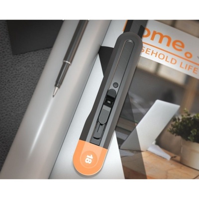 Нож Deli Технический нож "Home Series Gray" Deli HT4018C  ширина лезвия 18мм, эксклюзивный дизайн, корпус из высококачественного софттач пластика