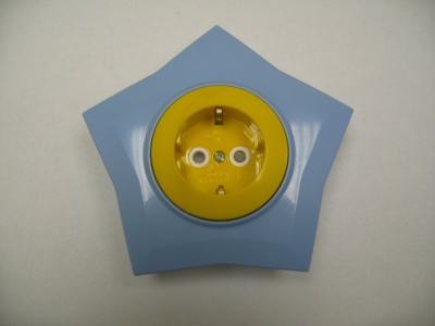 Happy Розетка с заземлением со шторками скрытая 16А Звезда желтый/светло-синий