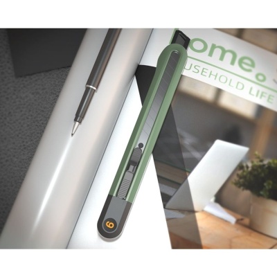 Нож Deli Технический нож "Home Series Green" Deli HT4009L  ширина лезвия 9мм, эксклюзивный дизайн, корпус из высококачественного софттач пластика